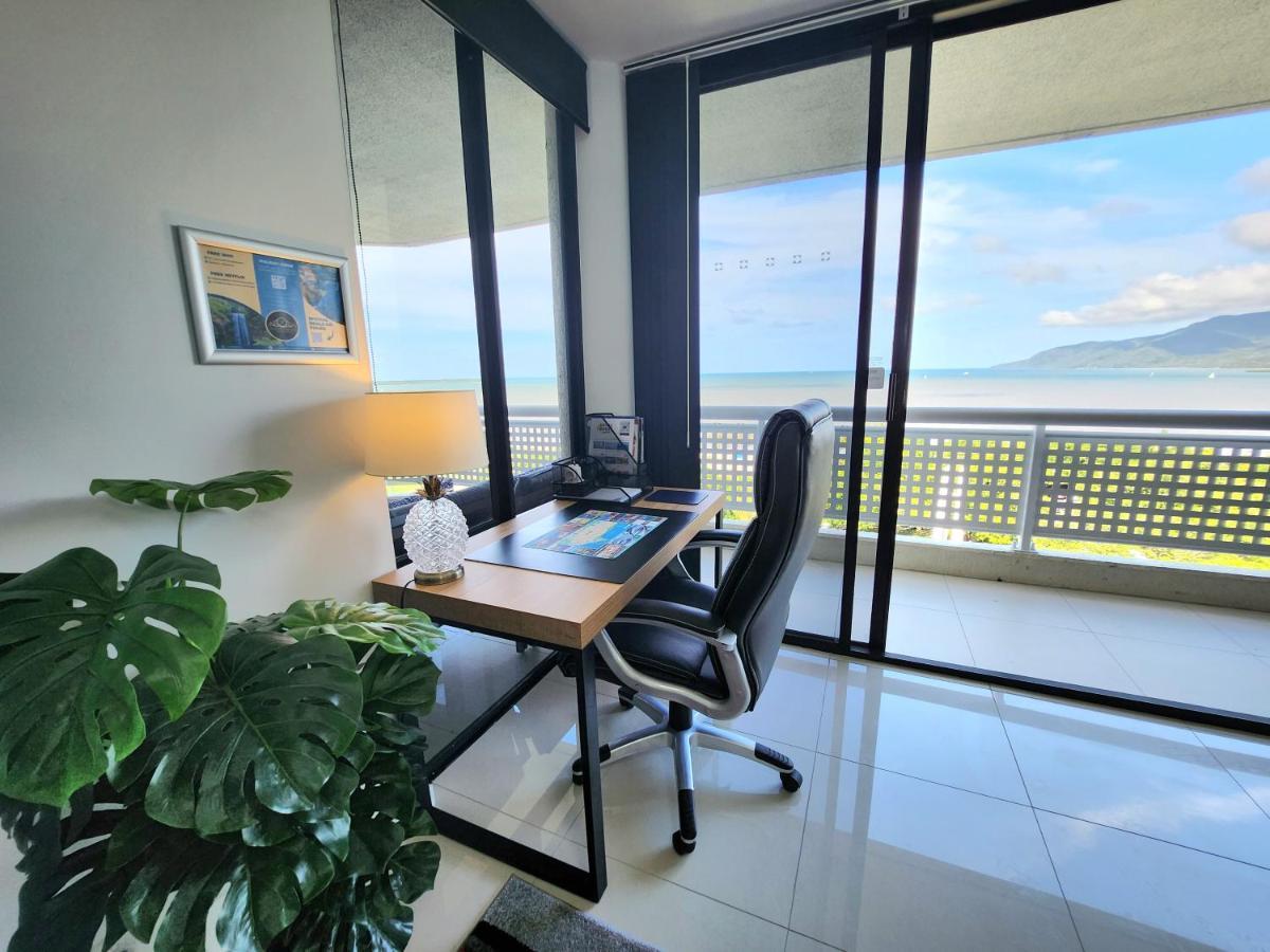 Cairns Luxury Seaview Apartment Buitenkant foto