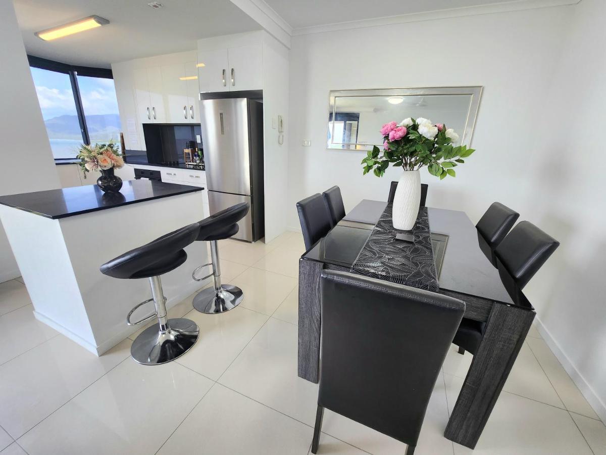 Cairns Luxury Seaview Apartment Buitenkant foto